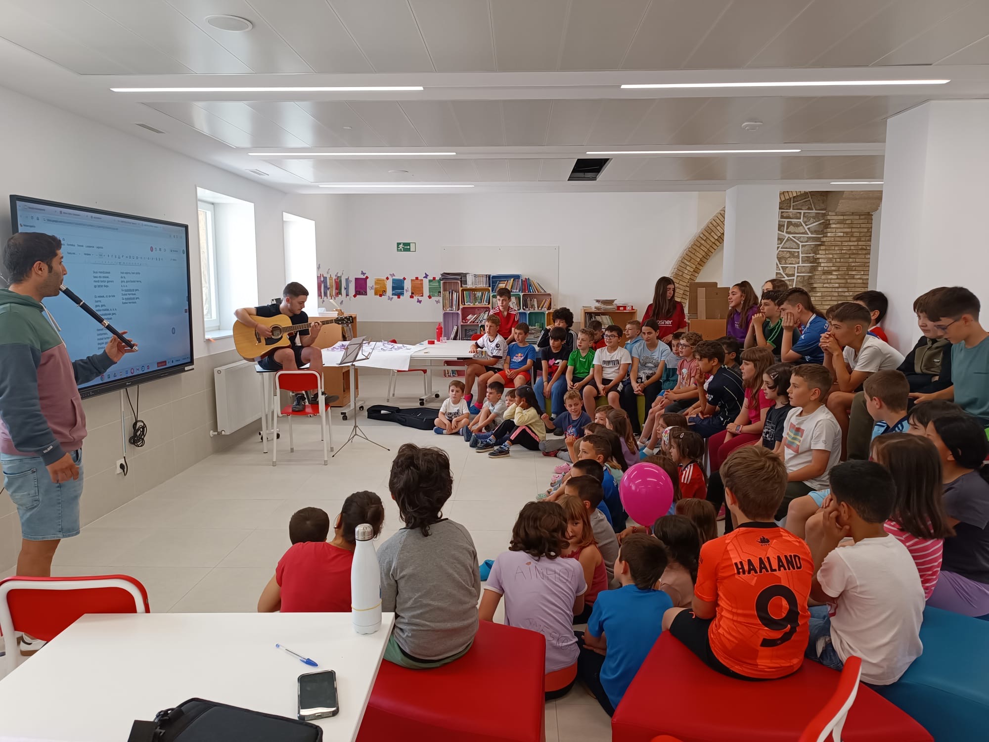 UN CANTANTE Y GUITARRISTA EN LA ESCUELA